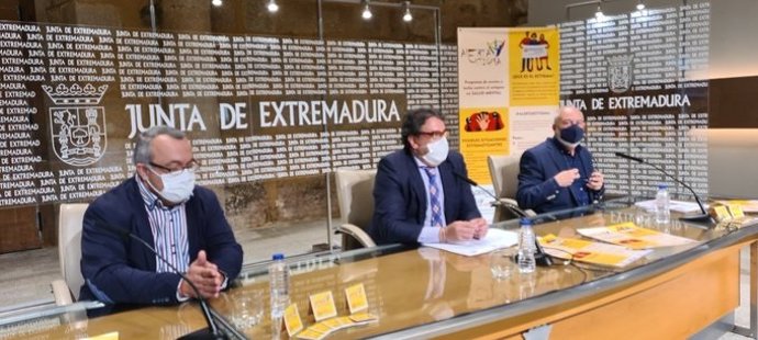 El gerente del Sepad, José Vicente Granado; el vicepresidente segundo y consejero de Sanidad y Servicios Sociales, José María Vergeles; y el presidente de Feafes Extremadura, Antonio Lozano, en rueda de prensa sobre una campaña sobre salud mental