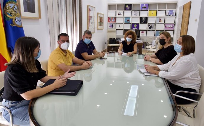 Enuentro entre la Diputación y los sectores de la madera y el calzado de Valverde del Camino.