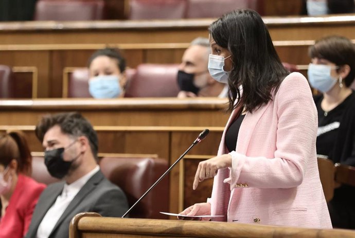 La líder de Cs, Inés Arrimadas, interviene en una sesión de control al Gobierno en el Congreso de los Diputados
