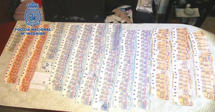 El dinero incautado en el operativo.