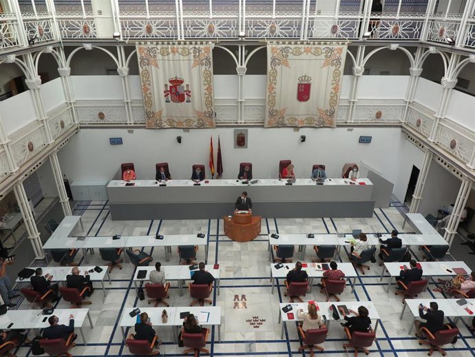 El consejero de Fomento e Infraestructuras, José Ramón Díez de Revenga, interviene en el Pleno de la Asamblea Regional de Murcia