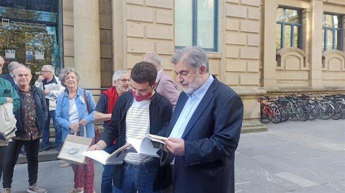 Jesús Eguiguren con el diputado foral de Cultura de Gipuzkoa, Harkaitz Millán, en San Sebastián.