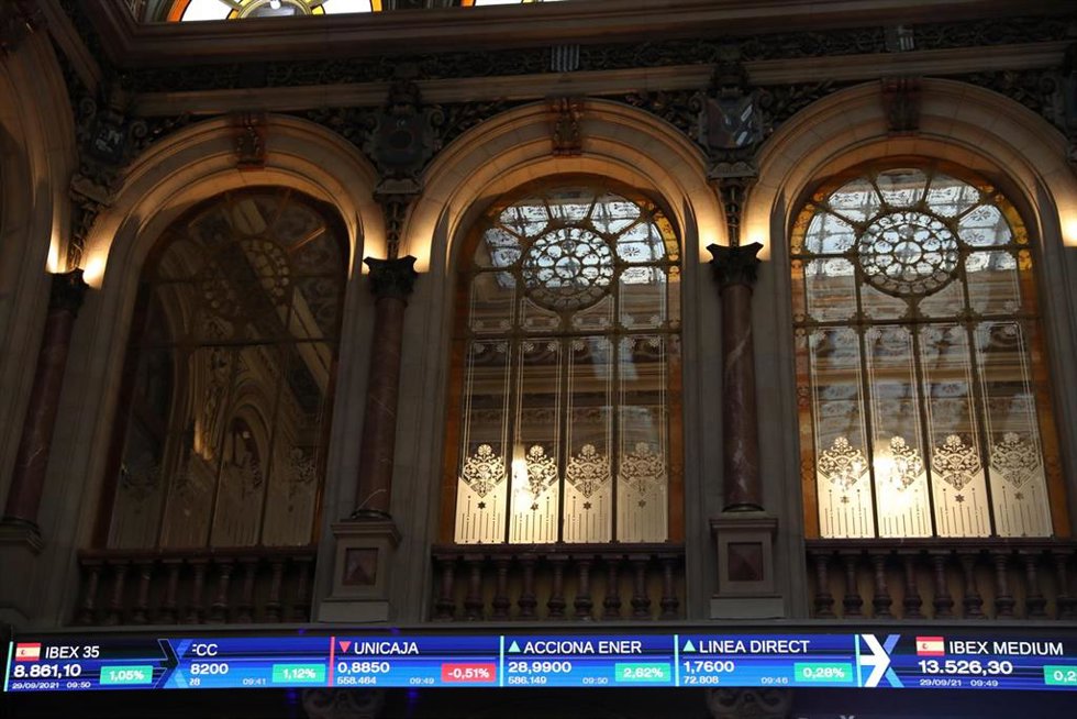 Valores del Ibex 35 en el Palacio de la Bolsa, a 29 de septiembre de 2021, en Madrid, (España). 