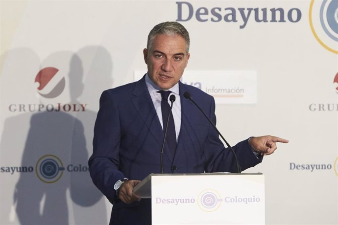 Elias Bendodo, Consejero de la Presidencia de la Junta de Andalucía, durante el Desayuno-Coloquio del Grupo Joly el 20 de octubre de 2021 en la Cochera del Puerto de Huelva (Andalucía, España)