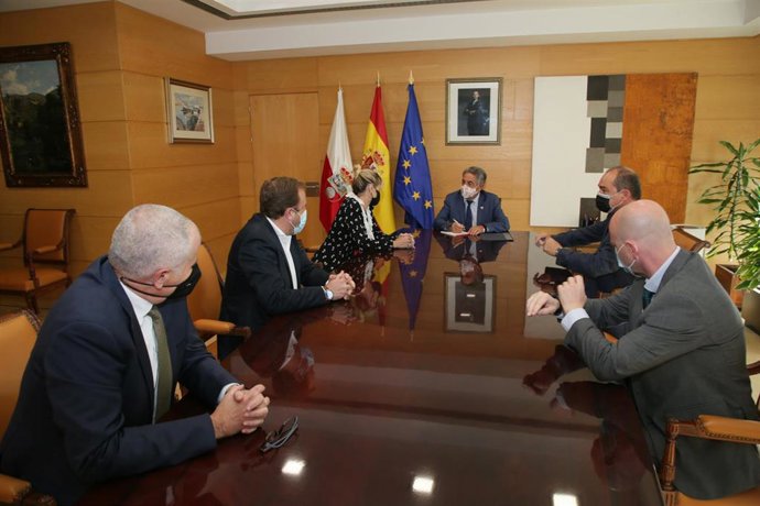 El presidente de Cantabria, Miguel Ángel Revilla, se reúne con la alcaldesa de Piélagos, Verónica Samperio, y representantes de la empresa ASAC Comunicaciones.