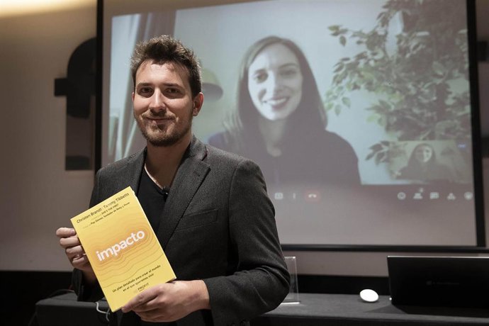 El emprendedor Pep Gómez (Reby) junto a Tammy Tibbetts (cofundadora de She's the First) al presentar el libro 'Impacto'