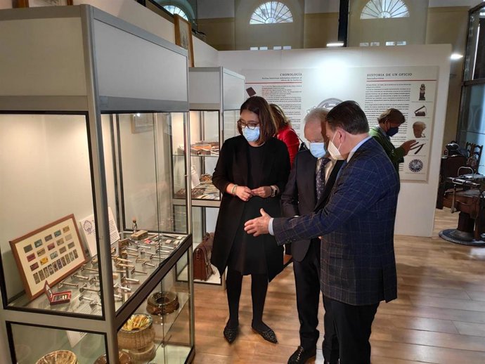La concejala de Festejos, Covadonga Díaz, junto al psicoesteta Ramiro Fernández y el alcalde de Oviedo, Alferdo Canteli, visitan la exposición La Barbería de Ramiro Fernández. Historia de un oficio y la curiosa vinculación de una barbería con el deporte