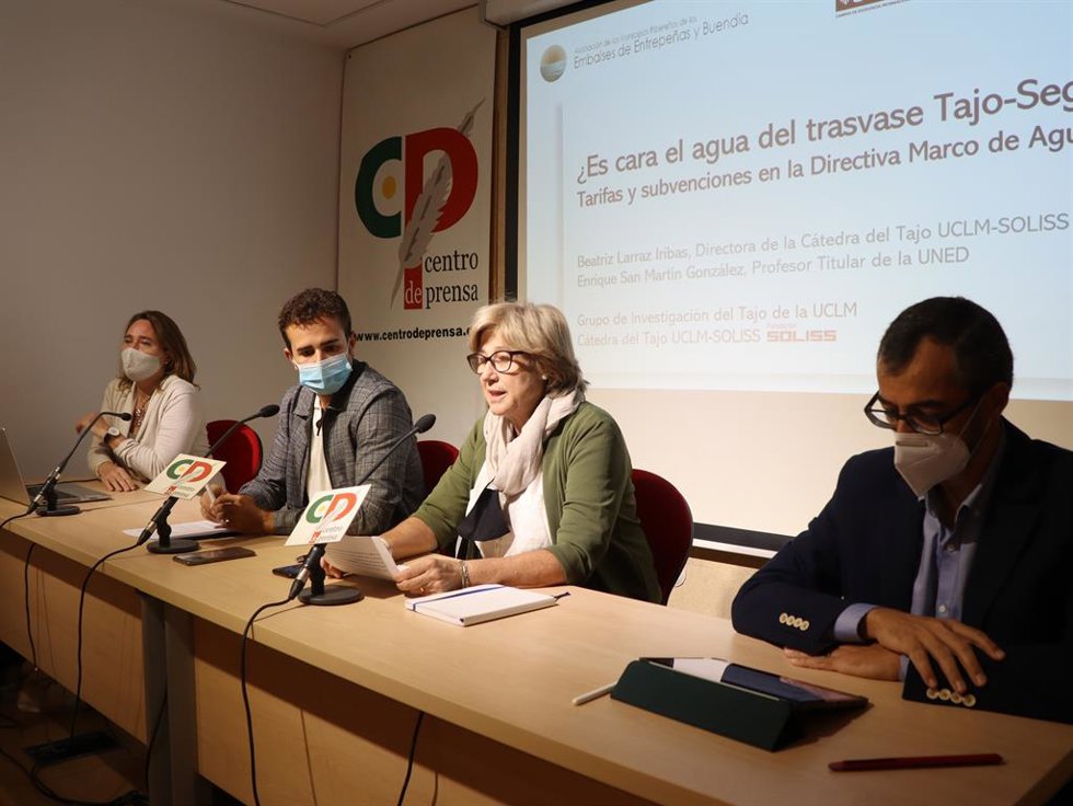 Los responsables de la Asociación de Municipios Ribereños en rueda de prensa.