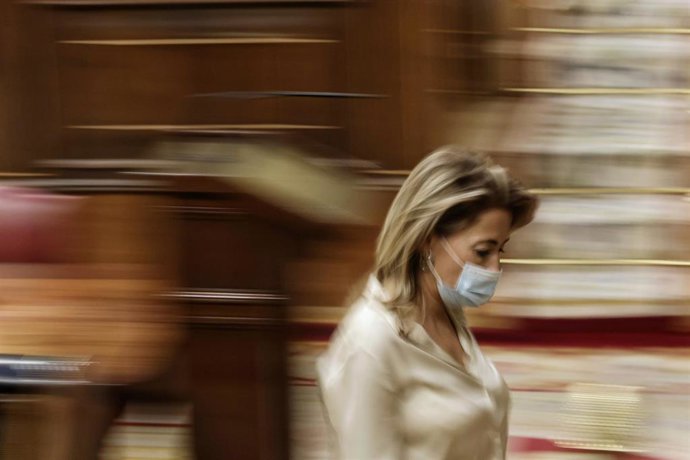 La ministra de Transportes, Movilidad y Agenda Urbana, Raquel Sánchez, en una sesión plenaria en el Congreso 