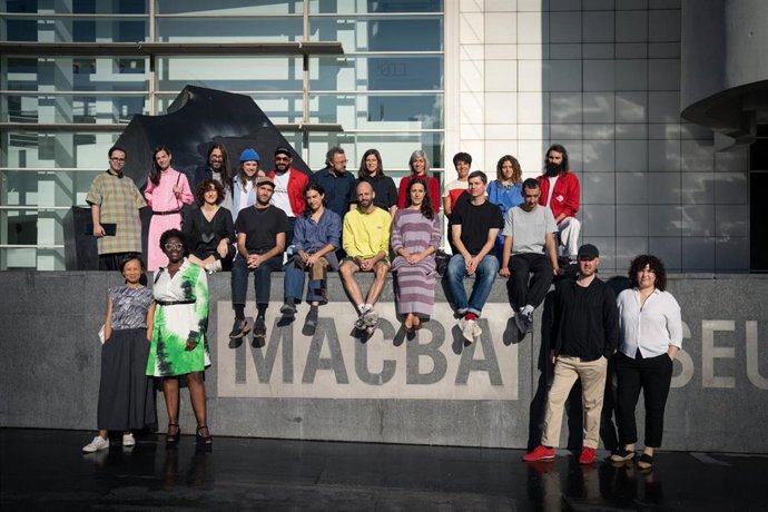 La directora del Macba, los comisarios y los artistas de las 17 obras de Panorama