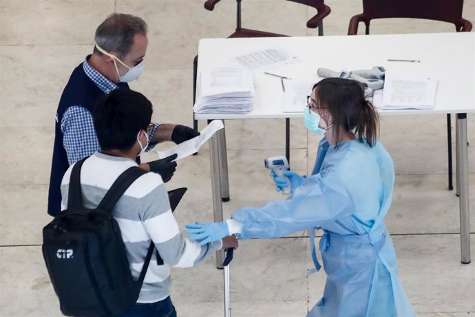 Archivo - Controles de temperatura a pasajeros realizados en la terminal 4 en Barajas en mayo de 2020