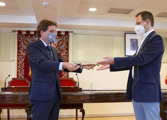 El alcalde de Madrid, José Luis Martínez-Almeida (i), entrega un bastón al escritor Martín Casariego (d) durante el acto de conmemoración del 70 aniversario de la anexión de Vicálvaro a Madrid.