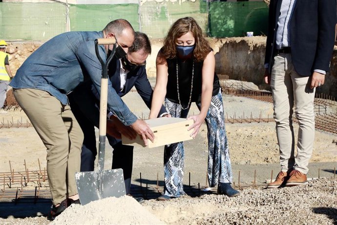 La presidenta del Govern, Francina Armengol, colocando la primera piedra de una promoción de VPO en Santa Eugnia.