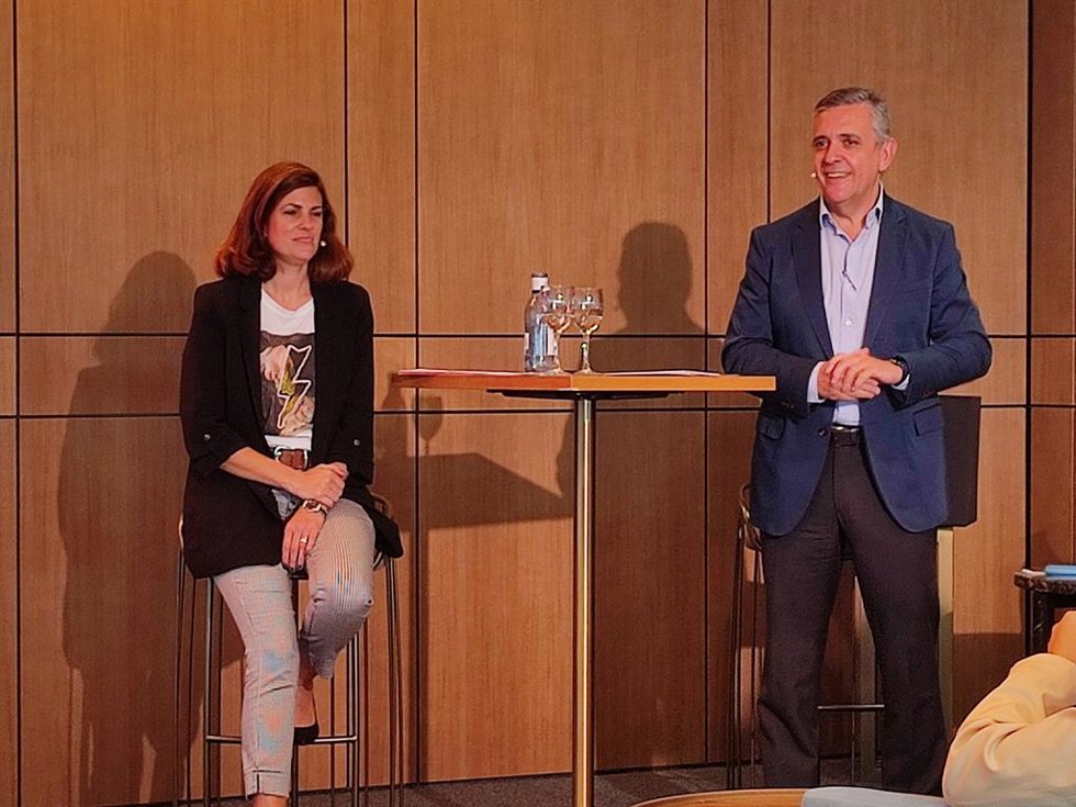 El director de Comunicación del Área Sur de Coca-Cola, Gabriel Dronda, y la responsable de proyectos de Sostenibilidad de Coca-Cola Europacific Partners Iberia, Beatriz Arribas, durante la presentación en la sede del Club Cámara de Comercio