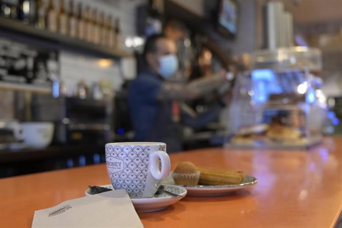 Archivo - Una barra de un bar coruñés el día en que reabren las barras de los establecimientos de hostelería por primera vez en la pandemia del coronavirus en Galicia