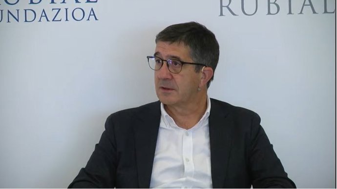 Patxi López en la presentación del libro de Lourdes Pérez.