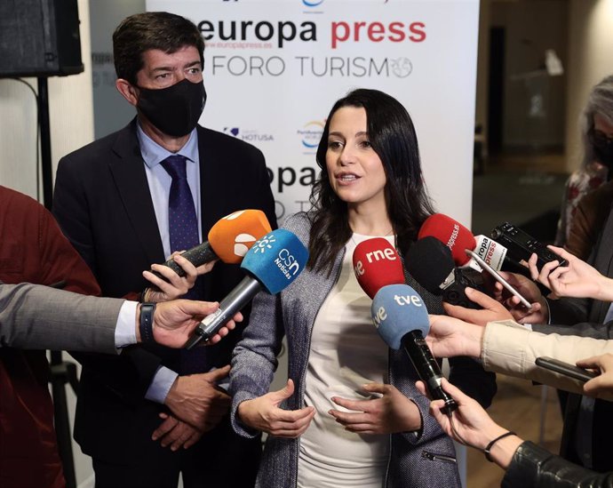 La líder de Cs, Inés Arrimadas, responde a los medios a su llegada a un Foro Turismo organizado por Europa Press en el Hotel Eurostars Madrid Tower, a 18 de octubre de 2021, en Madrid, (España).