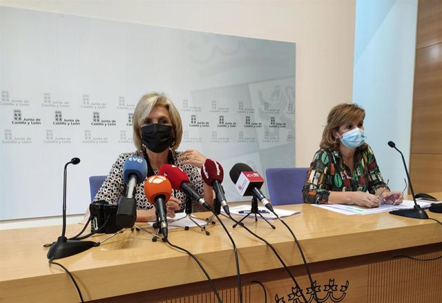 La consejera de Sanidad, Verónica Casado, en primer plano, junto a la directora de Salud Pública, Carmen Pacheco.