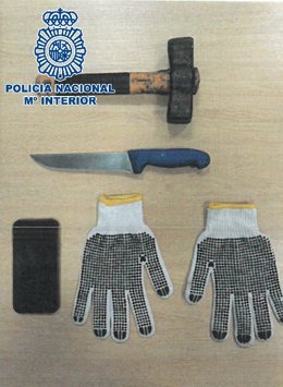 Efectos intervenidos a los tres jóvenes detenidos en Málaga por romper con un martillo las lunas de dos vehículos y robar en su interior