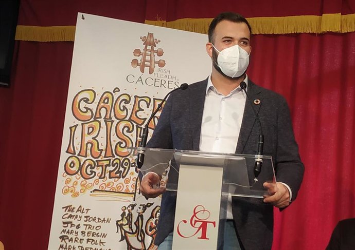 El alcalde de Cáceres, Luis Salaya, en la rueda de prensa de presentación del festival Irish Fleadh