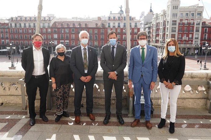 Representantes municipales de Valencia, Giuseppe Grezzi; Gijón, Ana González; Logroño, Pablo Hermoso de Mendoza; Valladolid, Óscar Puente; Vitoria, Gorka Urtaran; y Fuenlabrada, Ana María Pérez (de izquierda a derecha).