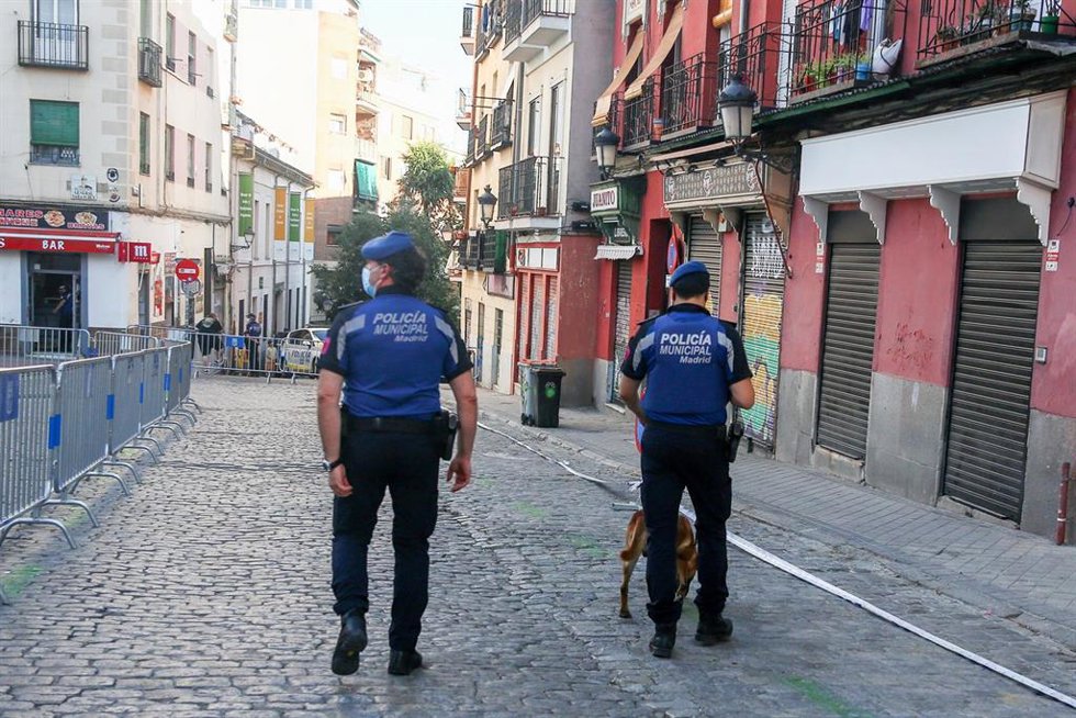 Archivo - Dos policías municipales  