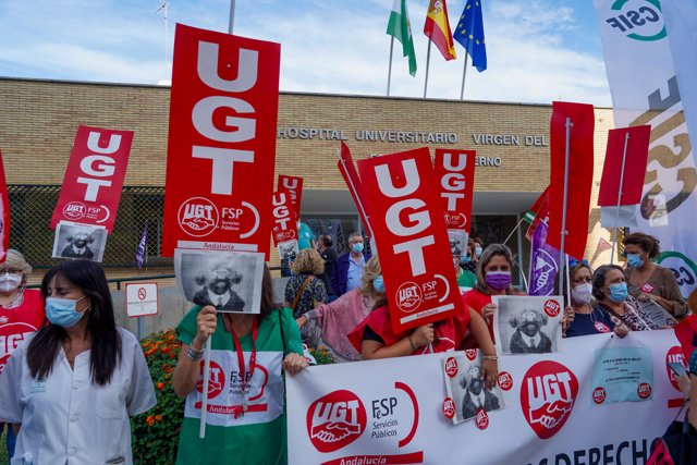 Concentración convocada por los sindicatos CCOO, UGT y CSIF con motivo del despido de 8.000 sanitarios en el Hospital Virgen del Rocío a 21 de octubre 2021.