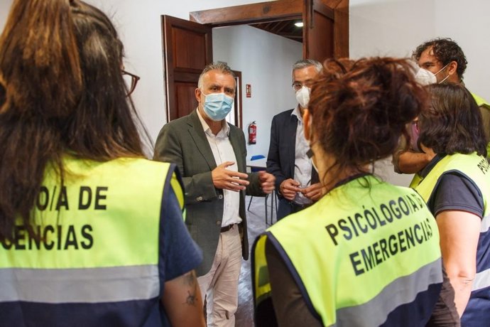 El presidente Torres dialoga con un grupo de psicólogos de emergencias en el Centro de Atención a personas afectadas por la erupción