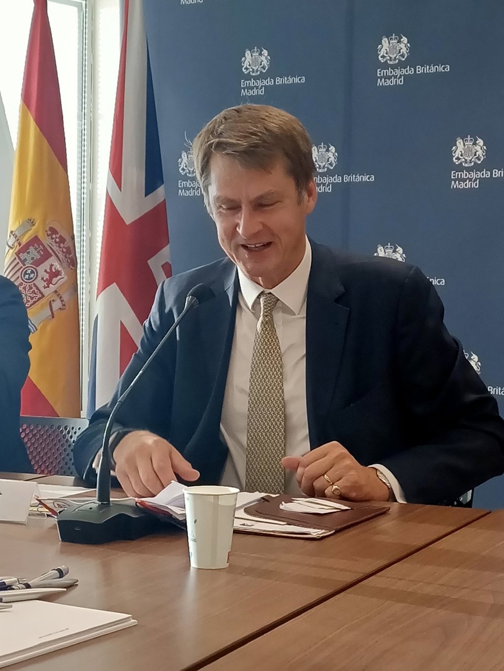 El embajador del Reino Unido en España, Hugh Elliot, participa en un encuentro informativo con periodistas ambientales de APIA para analizar la COP26 que se celebrará en Glasgow (Escocia, Reino Unido) del 1 al 12 de noviembre.