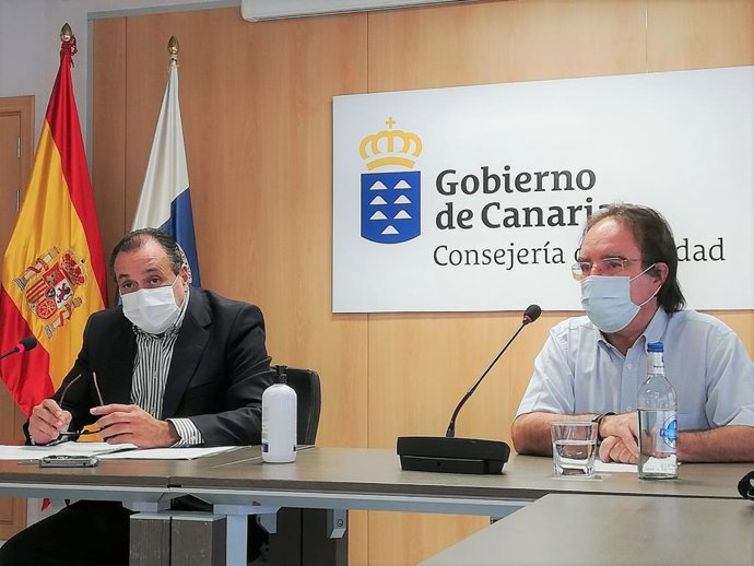 El consejero canario de Sanidad, Blas Trujillo, junto al jefe de Epidemiología del Servicio Canario de Salud, Amós García