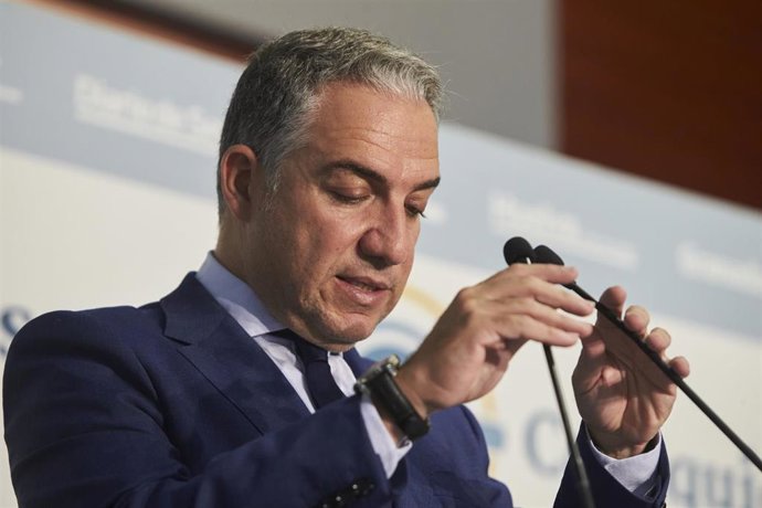 Elias Bendodo, consejero de la Presidencia de la Junta de Andalucía, durante el Desayuno-Coloquio del Grupo Joly el 20 de octubre de 2021 en la Cochera del Puerto de Huelva (Andalucía, España)