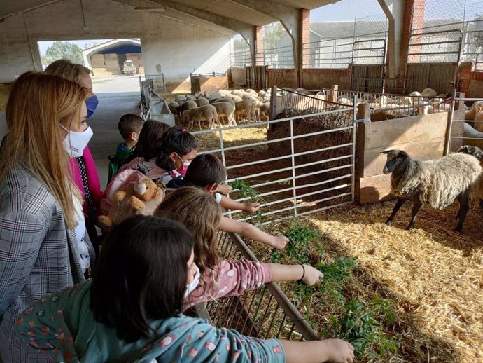 La consejera de Ciencia, Universidad y Sociedad del Conocimiento del Gobierno de Aragón, Maru Díaz, asiste a una actividad organizada por el CITA para escolares en la 'Aragon Climate Week'.