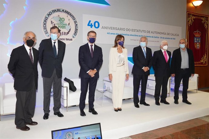 Participantes de la jornada conmemorativa de los 40 años de la autonomía gallega en el Parlamento.