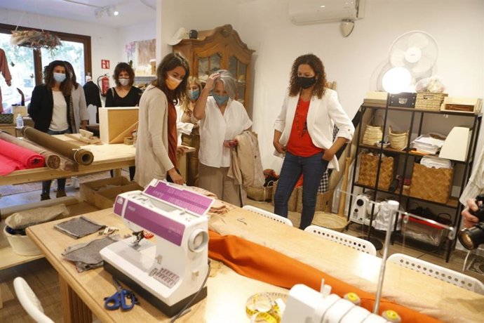 La presidenta del Consell de Mallorca, Catalina Cladera, visita 'Vius Esporles', un negocio emprendido por una mujer que ha recibido financiación del Consell.