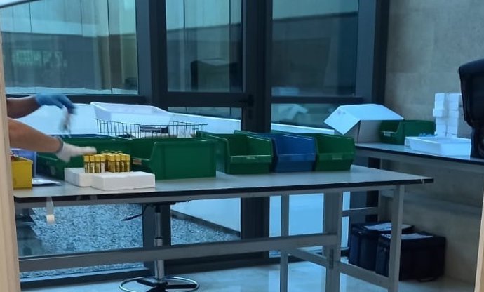 Recepción de muestras en un pasillo