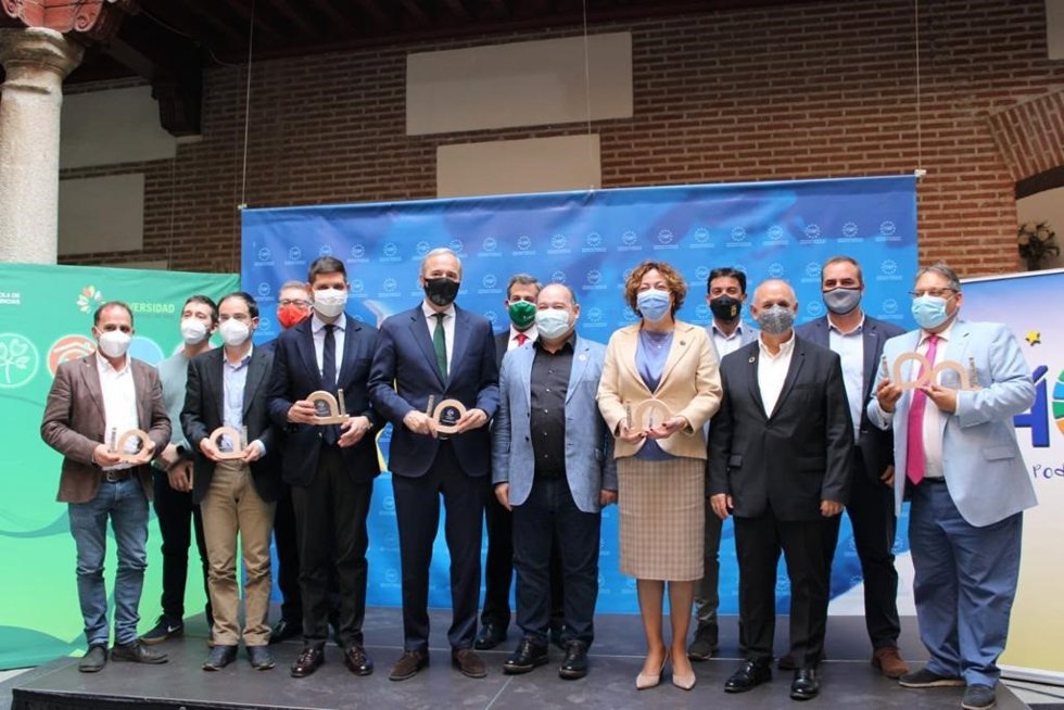El alcalde, Jorge Azcón recoge el galardón que reconoce a Zaragoza con finalista del Premio de Buenas Prácticas Locales por la Biodiversidad concedido por la FEMP en categoría de  sensibilización Ciudadana por el programa municipal Zaragoza Natural.