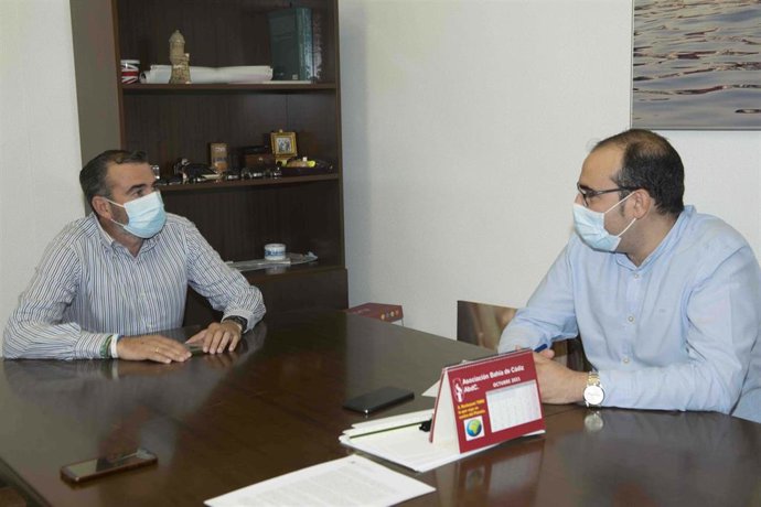 El diputado responsable del Área de Cooperación y Asistencia a Municipios de la Diputación de Cádiz, Javier Pizarro, durante la reunión con el alcalde de Bornos, Hugo Palomares.