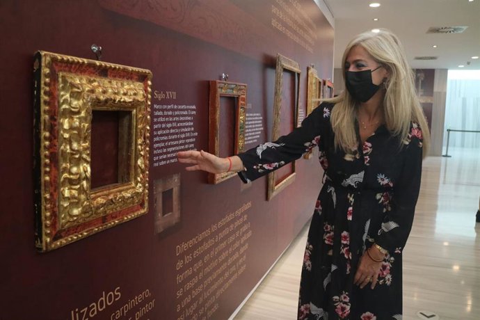 La consejera de Cultura inaugura la exposición 'El marco barroco español'.