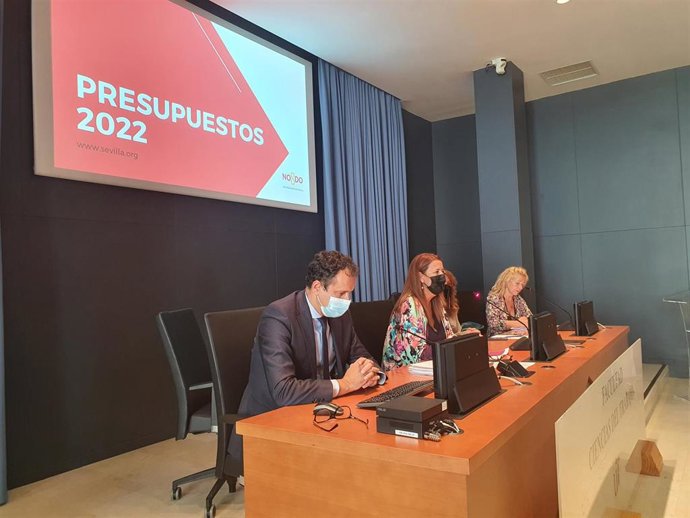 La delegada municipal de Hacienda, Sonia Gaya, presenta el proyecto de presupuestos para 2022 ante el CESS.