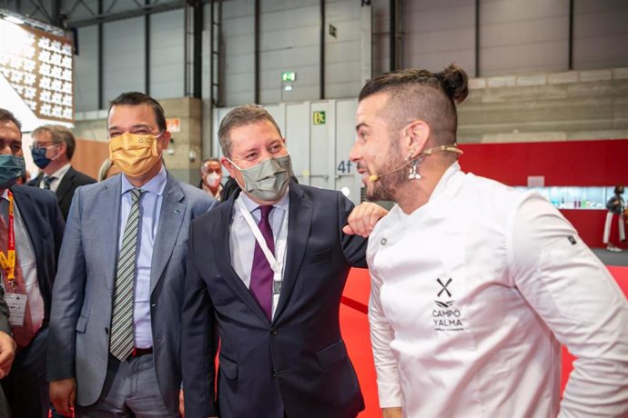 El consejero de Agricultura, Agua y Desarrollo Rural, Francisco Martínez Arroyo; el presidente regional, Emiliano García-Page, y el chef talaverano Carlos Maldonado, estrella Michelín, en la presentación de 'Campo y Alma'.