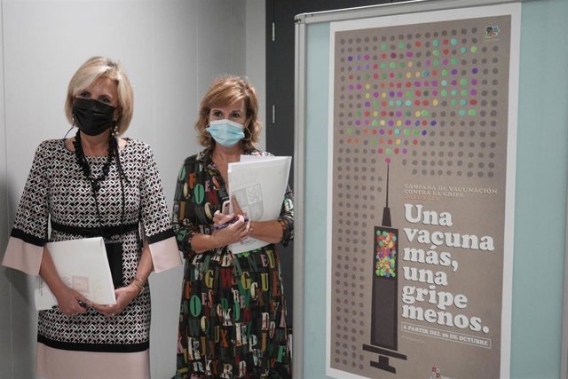 La consejera de Sanidad, Verónica Casado, (i) junto a la directora de Salud Pública, Carmen Pacheco, (d) junto al cartel de la campaña de vacunación.