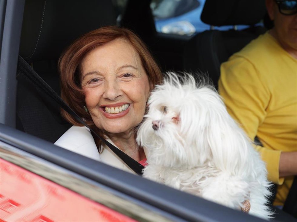 María Teresa Campos, con su perrita Luna y la mejor de sus sonrisas tras la exclusiva de su mano derecha, Gustavo, hablando de Bigote Arrocet