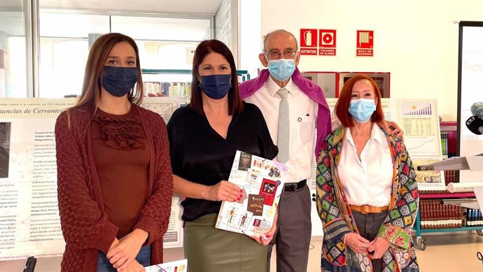 La concejala de Cultura, Noelia Losada; la concejala del Distrito Bailen-Miraflores, Elisa Pérez de Siles, y el delegado provincial del Instituto Nacional de Estadística, Antonio Damián Requena.