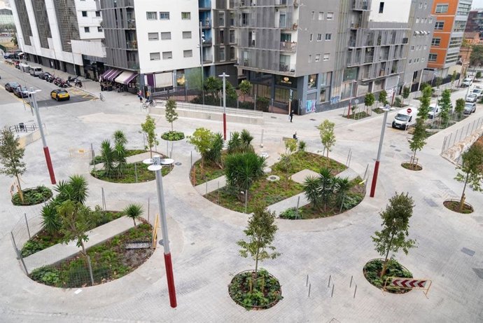 En el cruce entre las dos calles se ha generado una plaza que incluye una zona verde con parterres circulares.