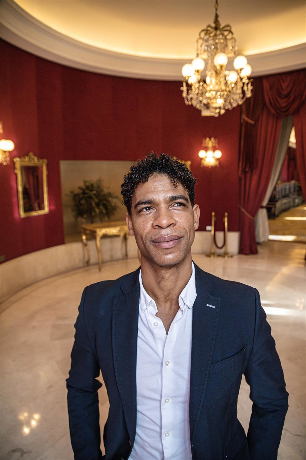 El bailarín Carlos Acosta posa a la cámara durante la presentación de un nuevo espectáculo de su compañía Acosta Danza, en el Teatro Real