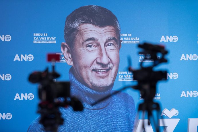 09 October 2021, Czech Republic, Prague: Video cameras are seen in front of a banner displaying Czech Prime Minister Andrej Babis at the ANO party headquarters after the parliamentary elections. The populist head of government Andrej Babis has narrowly 