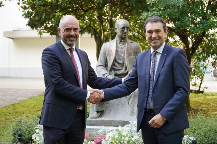 El rector de Mondragon Unibertsitatea, Vicente Atxa, y el director general de LABORAL Kutxa, Xabier Egibar