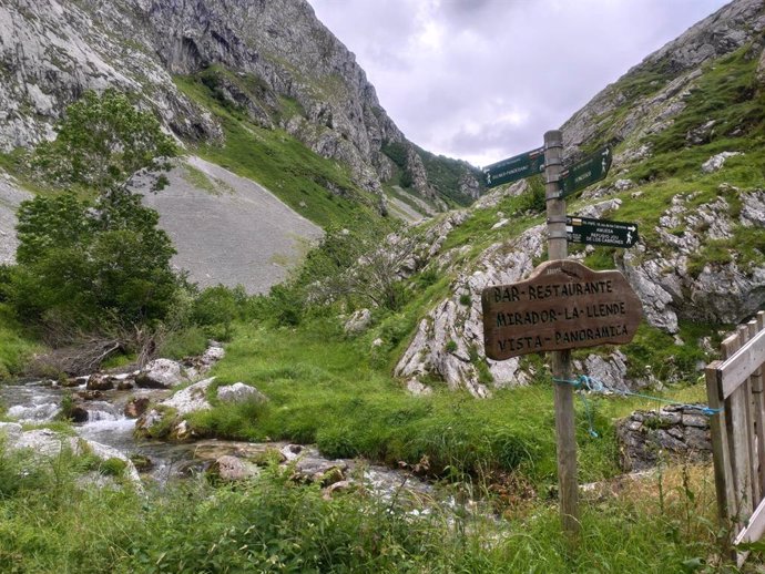 Archivo - Ruta de senderismo entre Poncebos y Bulnes, en el concejo de Cabrales, en los Picos de Europa. Turismo verde. Turismo activo.