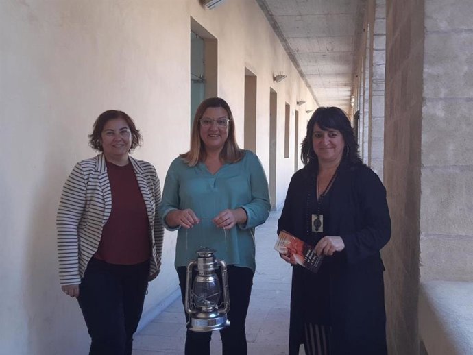 La vicepresidenta del Consell de Mallorca y consellera de Cultura, Patrimonio y Política Lingüística, Bel Busquets, presenta la V edición de los Fuegos Festivos del Mediterráneo.