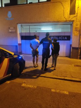 Detienen a un hombre y una mujer por tratar de robar la cartera a una persona en un centro comercial.